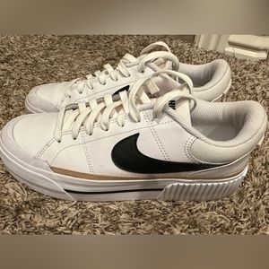 WOMEN'S NIKE COURT LEGACY LIFT PLATFORM SNEAKERS